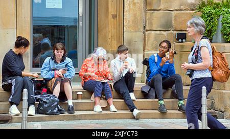 Glasgow, Schottland, Großbritannien. 20. Juli 2024: UK Weather: Regen für Merchant City Festival mit Makers Market und Pride Saturday in einer nicht sommerlichen Stadt. Credit Gerard Ferry/Alamy Live News Stockfoto