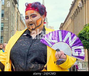 Glasgow, Schottland, Großbritannien. 20. Juli 2024: UK Weather: Regen für Merchant City Festival mit Makers Market und Pride Saturday in einer nicht sommerlichen Stadt. Credit Gerard Ferry/Alamy Live News Stockfoto