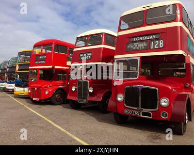 Klassische Devon General Doppeldeckerbusse mit einigen moderneren Stagecoach-Bussen in Exeter in Devon, England Stockfoto