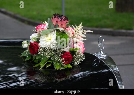 Hochzeitsauto mit Blumenschmuck, schwarzer Mercedes-Benz Oldtimer Stockfoto
