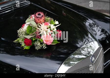 Hochzeitsauto mit Blumenschmuck, schwarzer Mercedes-Benz Oldtimer Stockfoto