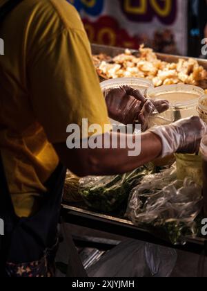 Street Food-Anbieter Bereitet Bestellung Vor Stockfoto