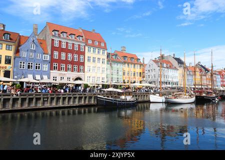 Bunte Häuser und Boote, die sich im Wasser spiegeln, am Hafen von Nyhavn in Kopenhagen, Dänemark, Europa Stockfoto