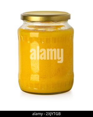 Ghee oder geklärte Butter im Glas, Kochöl, reines Ghee isoliert auf weißem Hintergrund. Ausschnitt Stockfoto