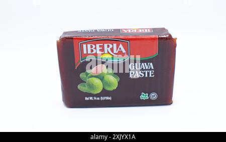 Ocala, FL 7-20-2024 Guava-Paste der Marke Iberia wird in vielen lateinischen Gerichten und Desserts verwendet. Rechteckige Blockverpackung. Veganes freundliches Essen. Isoliert Stockfoto