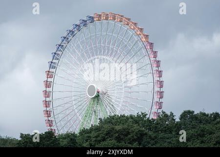 Riesenrad gegen bewölkten Himmel in Santiago de Compostela (Galicien, Spanien) Stockfoto