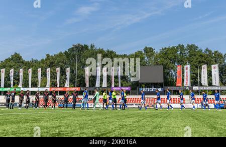 AMSTERDAM. 20-07-2024. Sportpark Ging In Genua. Freundschaftsspiel, Saison 2024/2025, Fußball. Spiel zwischen AFC und FC den Bosch. Spieler von AFC und den Bosch schütteln vor dem Spiel die Hand. Beschreibung: Pro Shots/Alamy Live News Stockfoto