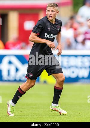 Der Callum Marshall von West Ham United ist während des Freundschaftsspiels vor der Saison im Chigwell Construction Stadium in Dagenham im Einsatz. Bilddatum: Samstag, 20. Juli 2024. Stockfoto