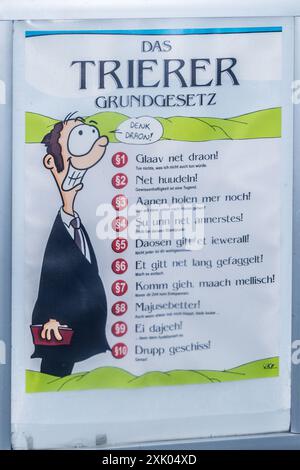 Ein humorvolles Poster in Trierisch, Trierer Dialekt des Deutschen, Trierer Grundgesetz, Trier, Rheinland-Pfalz, Deutschland Stockfoto