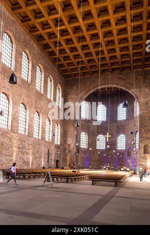 Inneres der Aula Palatina, Basilika von Konstantin, 300-310 n. Chr., heute Evangelische Erlöserkirche, Trier, Rheinland-Pfalz, Deutschland Stockfoto