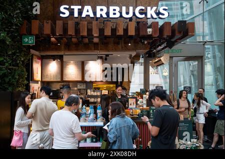 Gäste werden in der amerikanischen multinationalen Starbucks Coffee Store in Hongkong gesehen. (Foto: Sebastian ng / SOPA Images/SIPA USA) Stockfoto