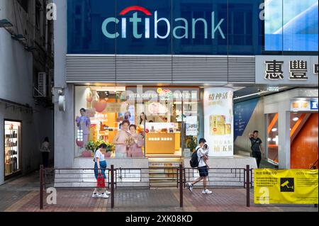 Fußgänger gehen an der amerikanischen multinationalen Investmentbank und Finanzdienstleistungsgesellschaft Citibank oder Citi, Filiale in Hongkong, vorbei. (Foto: Sebastian ng / SOPA Images/SIPA USA) Stockfoto