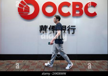 Ein Fußgänger spaziert vorbei an dem multinationalen Banken- und Finanzdienstleistungsunternehmen in Singapur, Oversea-Chinese Banking Corporation Limited (OCBC), in Hongkong. (Foto: Sebastian ng / SOPA Images/SIPA USA) Stockfoto