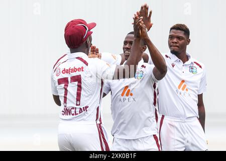 Nottingham, Großbritannien. Juli 2024. Kevin Sinclair von West Indies feiert den Fang, der den Wicket von Ollie Pope mit seinen Teamkollegen während des Spiels der Rothesay International Test Match Series zwischen England und West Indies am 20. Juli 2024 in Trent Bridge, Nottingham, England beansprucht. Foto von Stuart Leggett. Nur redaktionelle Verwendung, Lizenz für kommerzielle Nutzung erforderlich. Keine Verwendung bei Wetten, Spielen oder Publikationen eines einzelnen Clubs/einer Liga/eines Spielers. Quelle: UK Sports Pics Ltd/Alamy Live News Stockfoto