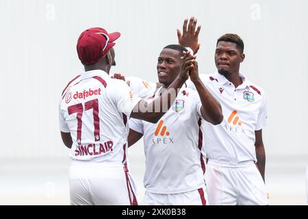 Nottingham, Großbritannien. Juli 2024. Kevin Sinclair von West Indies feiert den Fang, der den Wicket von Ollie Pope mit seinen Teamkollegen während des Spiels der Rothesay International Test Match Series zwischen England und West Indies am 20. Juli 2024 in Trent Bridge, Nottingham, England beansprucht. Foto von Stuart Leggett. Nur redaktionelle Verwendung, Lizenz für kommerzielle Nutzung erforderlich. Keine Verwendung bei Wetten, Spielen oder Publikationen eines einzelnen Clubs/einer Liga/eines Spielers. Quelle: UK Sports Pics Ltd/Alamy Live News Stockfoto