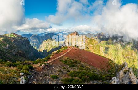 Bergpfad Pico do Arieiro, Insel Madeira, Portugal. Dramatische Berggipfel durchdringen Wolken und bieten Wanderern einen unvergesslichen alpinen Adven Stockfoto