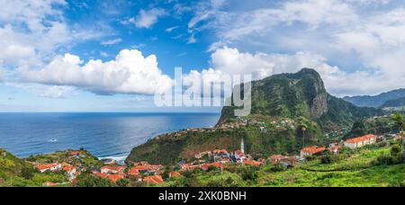 Landschaft mit Eagle Rock und bezauberndem Dorf Faial auf Madeira mit atemberaubendem Meerblick und üppiger Landschaft. Stockfoto