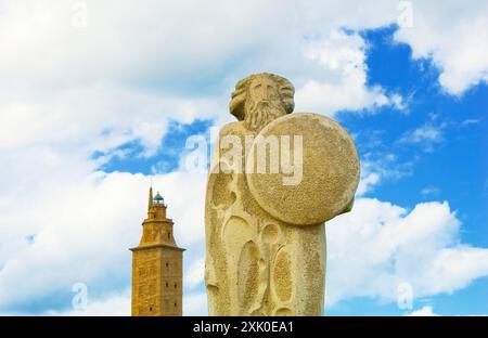 Turm des Herkules (Torre de Herkules) - Leuchtturm aus römischer Zeit - und Herkules-Statue - La Coruna, Spanien Stockfoto