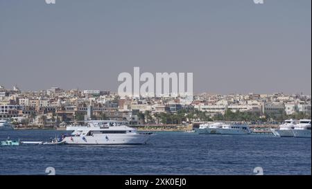 Eine Flotte von Booten segelt vom Yachthafen Hurghada in ägypten, um Touristen auf Schnorchel- und Tauchausflüge zu den Korallenriffen im Roten Meer zu nehmen. Stockfoto