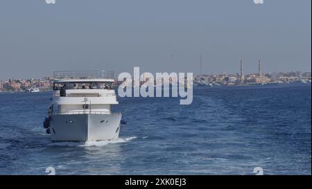 Eine Flotte von Booten segelt vom Yachthafen Hurghada in ägypten, um Touristen auf Schnorchel- und Tauchausflüge zu den Korallenriffen im Roten Meer zu nehmen. Stockfoto