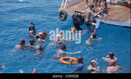 Touristen erkunden das Korallenriff auf einem Schnorchelausflug zum Gota Abu Ramada Riff, Rotes Meer, auf einem Tagesausflug vom Yachthafen Hurghada Stockfoto