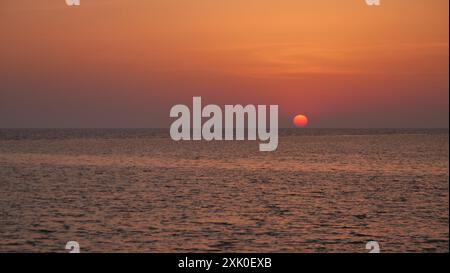 Ein roter Sonnenuntergang über dem Roten Meer am Daedalus Reef, Ägypten. Stockfoto