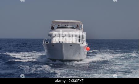 Eine Flotte von Booten segelt vom Yachthafen Hurghada in ägypten, um Touristen auf Schnorchel- und Tauchausflüge zu den Korallenriffen im Roten Meer zu nehmen. Stockfoto