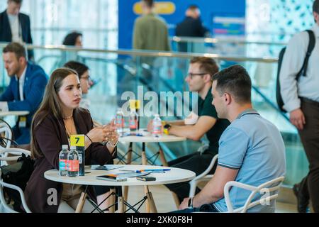 Moskau - 10. April 2024: Fachleute vernetzen sich und beteiligen sich an Diskussionen auf der Business-Veranstaltung Open Innovations Conference im Skolkovo Technopark in der modernen Halle Stockfoto