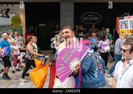 Newcastle upon Tyne, Großbritannien. Juli 2024. Northern Pride Parade durch die Stadt. Das Thema in diesem Jahr war „unentschuldbar sichtbar“. Quelle: Hazel Plater/Alamy Live News Stockfoto