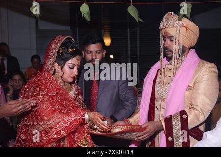 Chandigarh, Indien-20. Juli 2024 eine traditionelle indisch-hinduistische Hochzeit Braut Bräutigam Rituale Zeremonie und Feier. Stockfoto