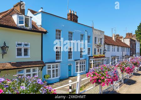 Farbenfrohe alte Häuser entlang der Hemel Hempstead High Street in der Altstadt, Hertfordshire, Großbritannien Stockfoto