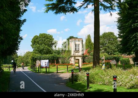 Der Eingang zum Gadebridge Park, Hemel Hempstead, Hertfordshire UK, mit dem historischen Charter Tower und dem Radweg Stockfoto