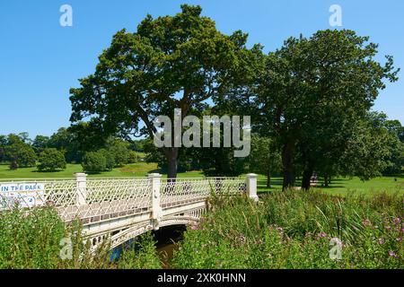 Im Sommer wurde die Brücke über den Fluss Gade im Gadebridge Park in Hemel Hempstead, Hertfordshire, Vereinigtes Königreich, als Denkmalschutz eingestuft Stockfoto