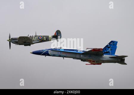 Der Royal Canadian Air Force Centennial Heritage Flight ist mit einem Supermarine Spitfire LFVb und einem McDonnell Douglas CF-188 während des Royal International Air Tattoo am 20. Juli 2024 bei der RAF Fairford in Gloucestershire, England, unterwegs. (Foto: Jon Hobley | MI News) (Foto: MI News/NurPhoto) Credit: NurPhoto SRL/Alamy Live News Stockfoto