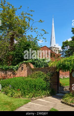 Der ummauerte Garten- und Kirchturm in der Altstadt von Hemel Hempstead, Hertfordshire, Großbritannien, im Juli Stockfoto