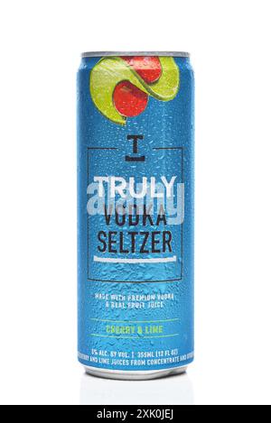 IRVINE, KALIFORNIEN - 19. JULI 2024: Eine Dose mit Vodka Seltzer Cherry and Lime aromatisiert. Stockfoto