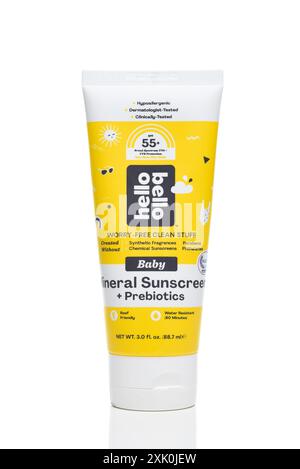 IRVINE, KALIFORNIEN - 19. JULI 2024: Eine Tube Hello Bello Baby Mineral Sonnencreme plus Präbiotika. Stockfoto