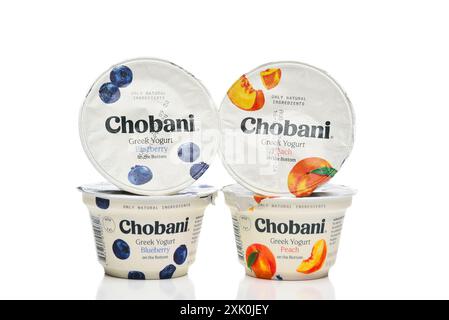 IRVINE, KALIFORNIEN - 19. JULI 2024: Griechische Joghurt-Pakete von Chobani, Heidelbeere und Pfirsichgeschmack. Stockfoto