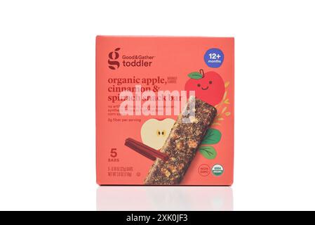 IRVINE, KALIFORNIEN - 19. JULI 2024: Eine Schachtel mit Good and Good Organic Apfel-, Zimt- und Spinat-Snackbars. Stockfoto