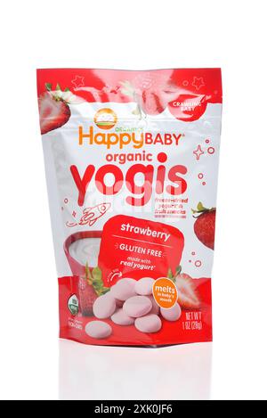 IRVINE, KALIFORNIEN - 19. JULI 2024: Ein Paket Happy Baby Bio Yogis Erdbeere. Stockfoto