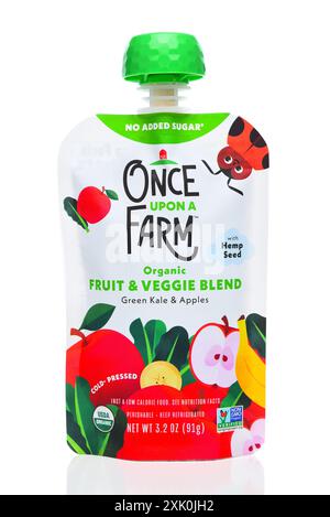 IRVINE, KALIFORNIEN - 19. JULI 2024: Once Upon a Farm Fruit and Vegetable Blend Beutel für Kleinkinder. Stockfoto