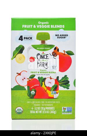 IRVINE, KALIFORNIEN - 19. JULI 2024: Eine Schachtel mit Once Upon a Farm Fruit and Vegetable Blend Bio-Beuteln für Kleinkinder. Stockfoto