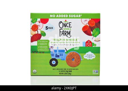 IRVINE, KALIFORNIEN - 19. JULI 2024: Eine Schachtel mit Once Upon a Farm Tractor Wheels Toddler Soft Baked Bars, Apfel, Süßkartoffel und Spinat. Stockfoto