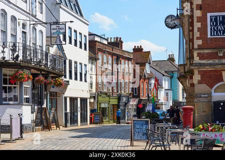 Die High Street in Hemel Hempstead Old Town, Hertfordshire, Großbritannien, mit Blick nach Süden, mit dem Old Town Hall auf der rechten Seite Stockfoto