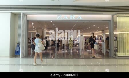 Hongkong, China. Juli 2024. Kunden betreten das spanische multinationale Fast-Fashion-Geschäft Zara Logo und Geschäft in Hong Kong, China (Foto: Serene Lee/SOPA Images/SIPA USA) Credit: SIPA USA/Alamy Live News Stockfoto