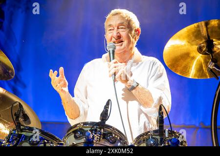 Musikkonzert - Nick Masons Saucerful of Secrets - Set the Control Tour Nick Mason, Pseudonym von Nicholas Berkeley Mason, historischen Schlagzeugern der Pink Floyd Band, spielen Sie das Schlagzeug während seines Live-Auftritts mit Nick Mason Saucerful of Secrets Band für die Set Controls UK and Europe Tour 2024, am 9. Juli 2024 in Vicenza, Italien. Vicenza Piazza dei Signori Italien Copyright: XRobertoxTommasinix/xLiveMediax LPM 1449647 Stockfoto