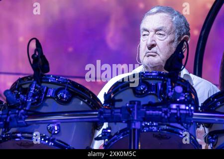 Musikkonzert - Nick Masons Saucerful of Secrets - Set the Control Tour Nick Mason, Pseudonym von Nicholas Berkeley Mason, historischen Schlagzeugern der Pink Floyd Band, spielen Sie das Schlagzeug während seines Live-Auftritts mit Nick Mason Saucerful of Secrets Band für die Set Controls UK and Europe Tour 2024, am 9. Juli 2024 in Vicenza, Italien. Vicenza Piazza dei Signori Italien Copyright: XRobertoxTommasinix/xLiveMediax LPM 1449645 Stockfoto