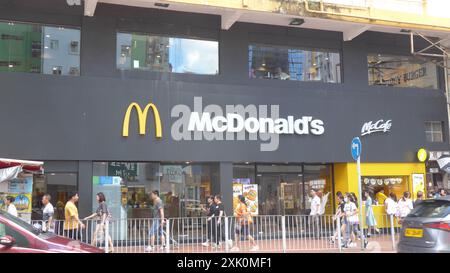 Hongkong, China. Juli 2024. Fußgänger spazieren vorbei an der multinationalen amerikanischen Fast-Food-Kette McDonald's Logo und Restaurant in Hong Kong, China (Credit Image: © Serene Lee/SOPA images via ZUMA Press Wire) NUR ZUR REDAKTIONELLEN VERWENDUNG! Nicht für kommerzielle ZWECKE! Stockfoto