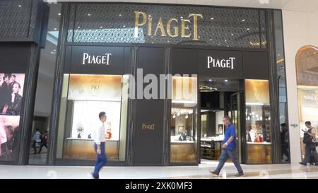 Hongkong, China. Juli 2024. Fußgänger gehen vorbei an dem Schweizer Luxusuhrmacher und Juwelier Piaget Logo und Geschäft in Hong Kong, China (Foto: Serene Lee/SOPA Images/SIPA USA) Credit: SIPA USA/Alamy Live News Stockfoto