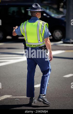 Midtown Manhattan, New York City, USA - ein Verkehrsoffizier der NYPD leitet den Verkehr in Midtown Manhattan. Stockfoto